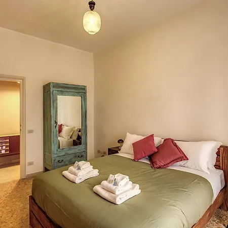 Trastevere San Cosimato Vintage