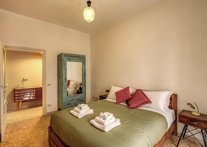 Trastevere San Cosimato Vintage